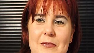 Curvy Redhead Milf fingert sich mit Banane