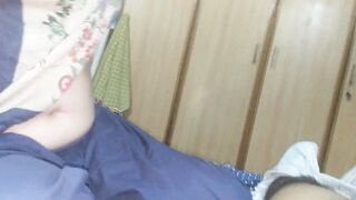 Aaj bandi nay oper beth kh Lun ko mazay diye