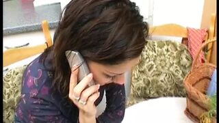 Junges teen erwartet den Lover zu Hause