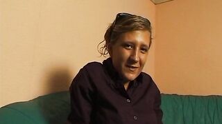 Teen Sarah Solo Masturbation auf der Couch