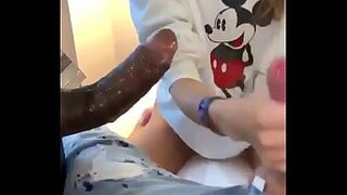 Branquinha esposa de corno chupou o amante negão e punhetando o corno