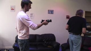 Klassischer Gangbang beim Filmen bei Freunden