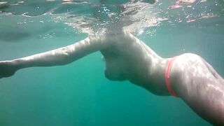 Antonia Sainz swims naked