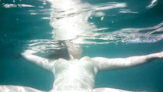 Antonia Sainz swims naked
