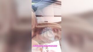 Sem calcinha no onibus... provocando ao passageiro do lado e deixando ele tocar a ppkinha .... quer ver o video completo??... : bolivianamimi