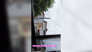 Sem calcinha no onibus... provocando ao passageiro do lado e deixando ele tocar a ppkinha .... quer ver o video completo??... : bolivianamimi
