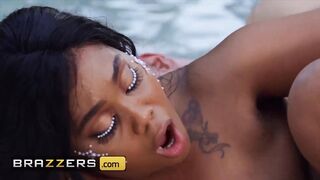 Curvy model Ms Yummy took photographer's dick after the photoshoot - Brazzers