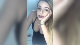 presumiendo sus tetas operadas