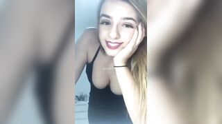 presumiendo sus tetas operadas