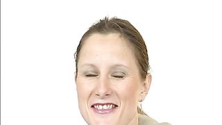 DIldoverkaufer ueberzeugt junge MILF