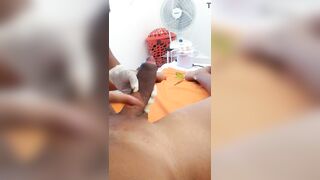 Depilando o pau com a amiga