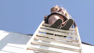 Dachdecker begutachtet wie von innen auf dem Dach