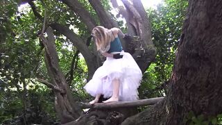 Notgeiles Teen Outdoor alleine auf dem Baum