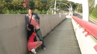 Junges Luder fickt Alter Mann am Bahnhof