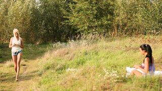 Zwei heisse Teens mit prallen titten ficken sich im freien