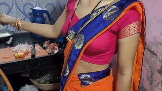 Desi bhabhi kitchen me khana bana rahi thi tabhi devar ne piche le bhabhi ki