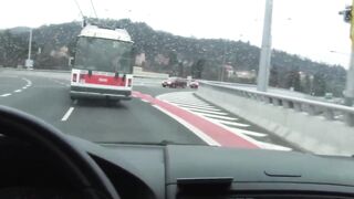 Mutter am Strassenrand augegabelt Bumsbus macht den rest