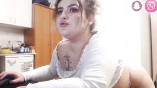 Big babe flashes her huge tits