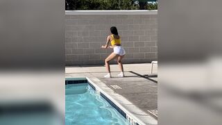 Picking Up Chicks By The Pool. How to Get Lucky