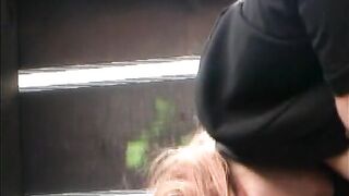 Teen befriedigt sich einsam auf dem Aussichtspunkt