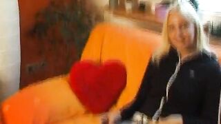Blondes Teen rekelt sich das erste mal vor der Kamera