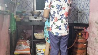 Desi ladaki ne kichen me apane devar ke sath kiya sex