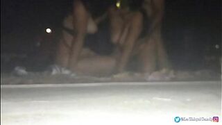 Me follo a dos sexys hermanas b. en publico PART2 , con el morbo que alguien pueda vernos / / Chiquicandy
