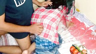 Kamwalibai Ko Choot me Bhindi Chusate Dekha Mailk Ne Fir Use Damki Dekar Choot Mari