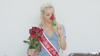 This blonde beauty shows us why she deserves her crown