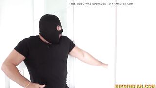 Police wali ne chor ko apne boobs se dhoodh pilaya aur choda