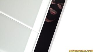 Police wali ne chor ko apne boobs se dhoodh pilaya aur choda