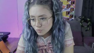 webcam plays sexy and plays with her feet and dildo