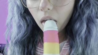 webcam plays sexy and plays with her feet and dildo