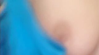 blonde schoenheit schiebt sich riesen dildo in die muschi