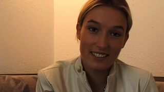 junge perfekte blondine fingert sich beim casting und bekommt mega orgasmus