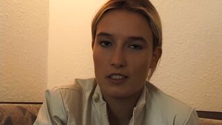 junge perfekte blondine fingert sich beim casting und bekommt mega orgasmus