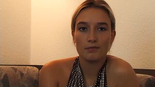 junge perfekte blondine fingert sich beim casting und bekommt mega orgasmus