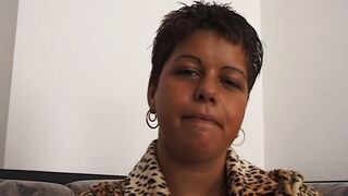 kurzhaarige brunette fingert sich zum orgasmus