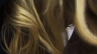 blonde junge frau in weisser waesche blaesst beim casting