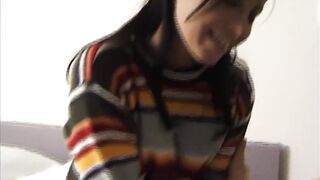 junge schuechterne brunette besorgt es sich mit vibrator vor der kamera