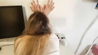 Fornite or my body? What do you prefer. He loses the game because I distract him with my ass