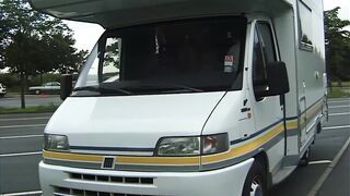 junge brunette hat dreier im wohnmobil