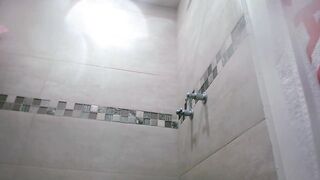 Young Colombian webcamer with just turned 18 decides to show herself in her public show while she masturbates