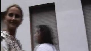Teen fickt den kleinen Cock hart