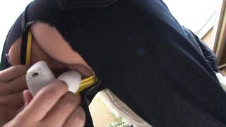 Junge Notgeile Asiatin 23 bekommt Jeans zerrissen und wird von zwei Typen gefickt