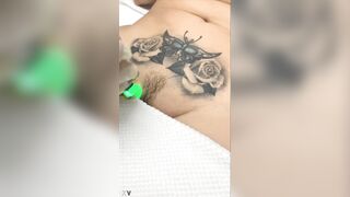 Depilación laser en la zona intima a milf tatuada mega nalgona.
