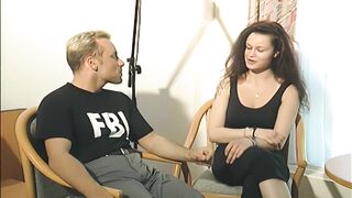 junge brunette bekommt beim casting die muschi mit dem dildo gesprengt