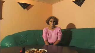 junge brunette brillentraegerin hat ihr erstes casting