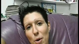 Kurzhaarige bitch fistet sich mit dem Dildo
