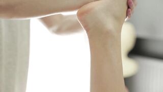 Russisches Teen mit braunen haaren wird nach der Massage fickt